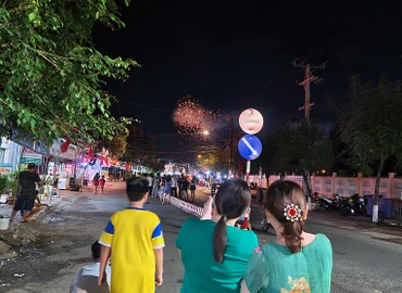 Người dân đổ dồn ra thị trấn Đầm Dơi, huyện Đầm Dơi, tỉnh Cà Mau xem pháo hoa mừng năm mới.