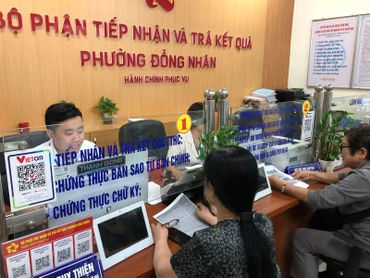 Người dân thực hiện thủ tục hành chính tại Bộ phận một cửa phường Đồng Nhân, quận Hai Bà Trưng, Hà Nội.