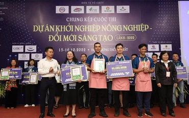 Ban tổ chức trao thưởng cho các dự án đạt giải cao