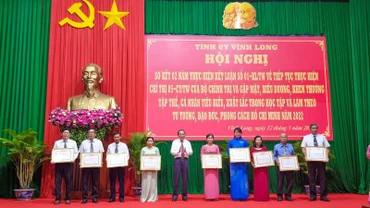 Trao Bằng khen cho những tập thể điển hình tiên tiến làm theo Bác.