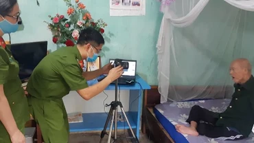 Công an Điện Biên đến từng gia đình thu nhận thông tin cấp căn cước công dân cho người già yếu.