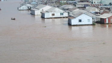 Một góc làng bè ngã ba sông Châu Đốc.