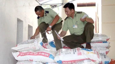 Lực lượng chức năng xử lý phân bón giả nhãn mác.