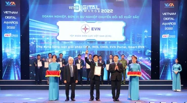 Phó Tổng Giám đốc Tập đoàn Điện lực Việt Nam (EVN) Võ Quang Lâm đại diện cho Tập đoàn lên nhận Giải thưởng Doanh nghiệp chuyển đổi số xuất sắc năm 2022.
