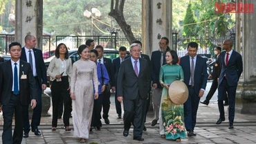 [Ảnh] Tổng Thư ký Liên hợp quốc tham quan Văn Miếu-Quốc Tử Giám và Hoàng thành Thăng Long