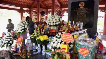 Thủ tướng Phạm Minh Chính dâng hương, hoa tưởng niệm tại Khu di tích Truông Bồn