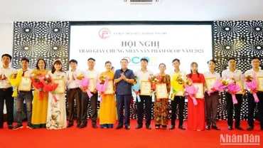 Phó Chủ tịch Thường trực Ủy ban nhân dân tỉnh Quảng Trị Hà Sỹ Đồng trao chứng nhận sản phẩm OCOP của tỉnh.