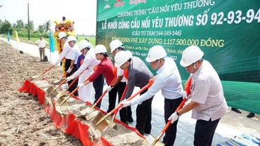 Lãnh đạo tỉnh Sóc Trăng và các nhà tài trợ thực hiện nghi thức khởi công cụm cầu nông thôn.