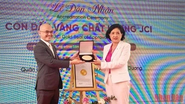 Đại diện tổ chức Thẩm định quốc tế Hoa Kỳ trao chứng nhận con dấu vàng cho Bệnh viện Quốc tế Phương Châu. (Ảnh: THANH TÂM)