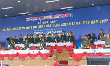 Đại biểu các nước ASEAN tham dự Lễ khai mạc giải bắn súng quân dụng Lục quân các nước ASEAN lần thứ 30. 