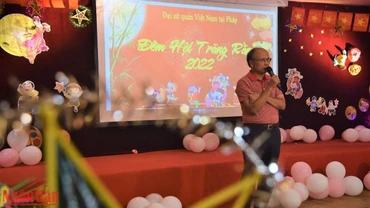Đại sứ Việt Nam tại Pháp Đinh Toàn Thắng gửi lời chúc tốt đẹp tới các cháu thiếu nhi nhân dịp Tết Trung thu cổ truyền. (Ảnh: MINH DUY)