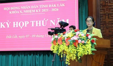 Chủ tịch Hội đồng nhân dân tỉnh Đắk Lắk Huỳnh Thị Chiến Hòa phát biểu khai mạc kỳ họp. 