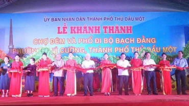 Các đại biểu thực hiện nghi thức khánh thành Chợ đêm và Phố đi bộ Bạch Đằng.
