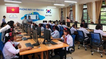 Các em học sinh Trường THCS Xuân Sơn hào hứng với phòng tin học mới được tặng.