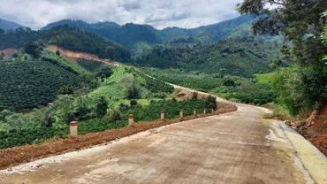 Hỗ trợ đầu tư trọng tâm, trọng điểm và duy tu, bảo dưỡng một số công trình giao thông liên xã trên địa bàn huyện nghèo.