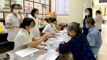 Cấp phát thuốc chữa bệnh miễn phí cho người dân tại huyện Hoa Lư (Ninh Bình), ngày 2/10.