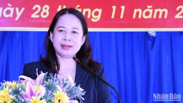 Đồng chí Võ Thị Ánh Xuân phát biểu tại buổi tiếp xúc cử tri.