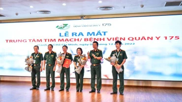 Trao quyết định thành lập Trung tâm Tim mạch thuộc Bệnh viện Quân y 175.