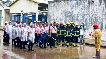 Các lực lượng tham gia diễn tập hiệp đồng tác chiến, triển khai phương án ứng phó sự cố hóa chất.