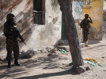 Các binh sĩ Kenya thuộc Phái bộ Liên minh châu Phi tại Somalia (AMISOM) tuần tra tại thành phố cảng Kismayo, miền nam Somalia tháng 10/2013.(Nguồn: AFP)