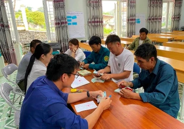 Chủ rừng tại xã Tủa Thàng, huyện Tủa Chùa nhận tiền dịch vụ môi trường rừng.