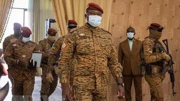 Trung tá Paul-Henri Sandaogo Damiba (giữa, phía trước), lúc đương nhiệm lãnh đạo chính quyền quân sự Burkina Faso, tới dự phiên họp nội các đầu tiên ở Ouagadougou, ngày 7/3/2022. (Ảnh: AFP/TTXVN) 
