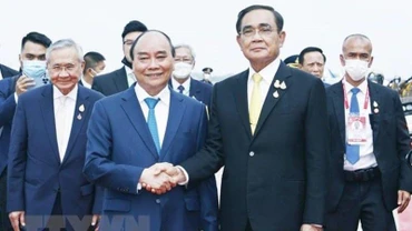 Thủ tướng Thái Lan Prayut Chan-o-cha đón Chủ tịch nước Nguyễn Xuân Phúc tại Sân bay Không quân Hoàng gia Thái Lan. (Ảnh: TTXVN) 