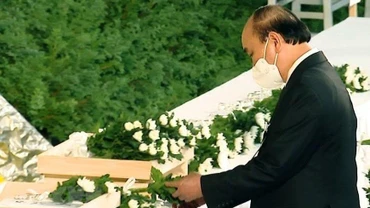 Chủ tịch nước Nguyễn Xuân Phúc đặt hoa tưởng niệm cố Thủ tướng Nhật Bản Abe Shinzo. (Ảnh: TTXVN)
