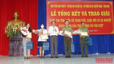 Phó Bí thư Thường trực Tỉnh ủy Vĩnh Long Nguyễn Thành Thế trao giải Nhất cho các thí sinh đoạt giải. (Ảnh: BÁ DŨNG)