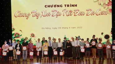 Tặng quà cho các nạn nhân chất độc da cam và hội viên cựu chiến binh có hoàn cảnh khó khăn.