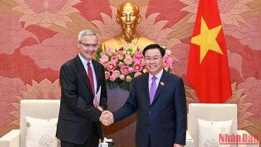 [Ảnh] Chủ tịch Quốc hội Vương Đình Huệ tiếp Đại sứ Pháp tại Việt Nam 