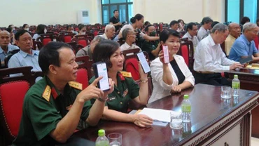 Các đại biểu nhắn tin ủng hộ tại lễ phát động.
