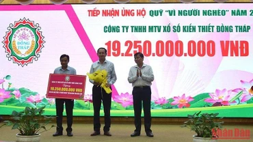 Đại diện Công ty TNHH MTV Xổ số kiến thiết Đồng Tháp ủng hộ hơn 19,2 tỷ đồng vào Quỹ “Vì người nghèo” tỉnh Đồng Tháp.