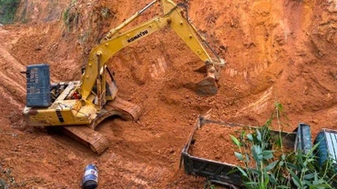 Khắc phục sạt lở trên tuyến Quốc lộ 49A.