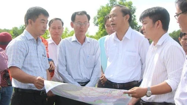 Đoàn công tác của Bộ Nông nghiệp và Phát triển nông thôn khảo sát việc khai thác thủy sản tại tỉnh Bến Tre.