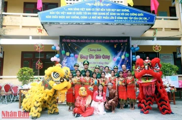 Mang Tết Trung thu đến với trẻ em nghèo nơi biên giới