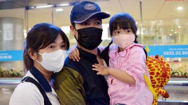 Thuyền viên Trần Văn Sửu hạnh phúc khi gặp lại được vợ và con gái. 