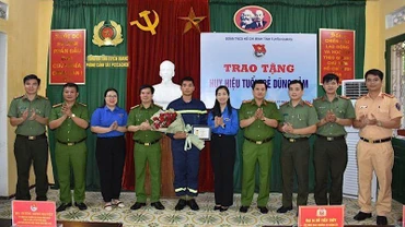Trao tặng Huy hiệu Tuổi trẻ dũng cảm cho Binh nhì Quan Ngọc Hoàng 
