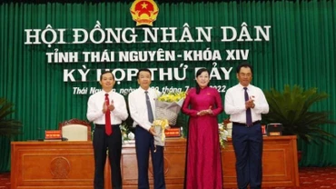 Lãnh đạo tỉnh Thái Nguyên chúc mừng đồng chí Nguyễn Thanh Bình (thứ hai bên trái qua).