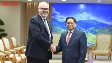 Thủ tướng Phạm Minh Chính và Thượng nghị sĩ, đồng Bộ trưởng phụ trách Thương mại và Sản xuất Australia Tim Ayres tại buổi tiếp. (Ảnh: TRẦN HẢI) 