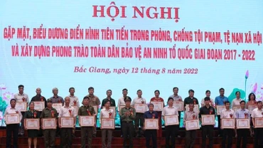 Các cá nhân được trao tặng Kỷ niệm chương “Bảo vệ an ninh Tổ quốc” tại hội nghị.