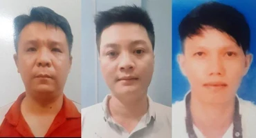 Các đối tượng làm giả giấy tờ tại cơ quan chức năng. (Ảnh: Công an cung cấp)