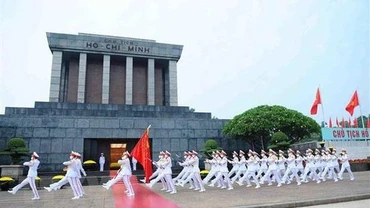 Đội tiêu binh diễu hành qua Lăng Bác. (Ảnh: Minh Đức/TTXVN)