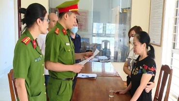 Cơ quan công an thi hành quyết định khởi tố, tạm giữ hình sự bị can để điều tra mở rộng vụ án.