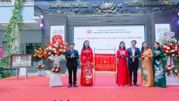 Đại diện Bộ Giáo dục và Đào tạo và Sở Giáo dục và Đào tạo Hà Nội thừa ủy quyền của Thủ tướng Chính phủ trao tặng Cờ thi đua xuất sắc cho tập thể cán bộ, giáo viên Trường tiểu học Lê Văn Tám.