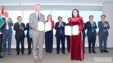 Lãnh đạo Học viện Nông nghiệp Việt Nam trao Biên bản thỏa thuận hợp tác với các đối tác của Hà Lan trước sự chứng kiến của Thủ tướng Phạm Minh Chính.