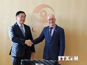 Trưởng Ban Tuyên giáo Trung ương Nguyễn Trọng Nghĩa làm việc với ông Robert Floy, Tổng Thư ký Ủy ban Trù bị của Tổ chức cấm thử hạt nhân toàn diện (CTBTO). (Ảnh: TTXVN)