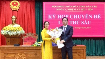 Đồng chí Nguyễn Đình Trung, Ủy viên Trung ương Đảng, Bí thư Tỉnh ủy Đắk Lắk tặng hoa chúc mừng tân Chủ tịch Hội đồng nhân dân tỉnh Đắk Lắk Huỳnh Thị Chiến Hòa. 