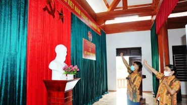 Chi bộ bản Rào Tre (Hương Liên, Hương Khê) kết nạp đảng viên mới người dân tộc Chứt. 