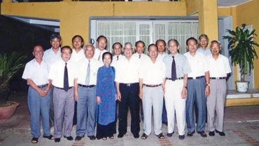 Thủ tướng Võ Văn Kiệt với nhóm thường trực Tổ chuyên gia tư vấn tại trụ sở 4 Bà Huyện Thanh Quan - Hà Nội, 1.1997. (Ảnh tư liệu của Trần Đức Nguyên/nguoidothi)